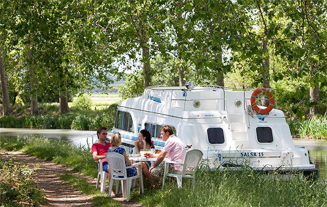 A picnic on the banks of the canal in France with Le Boat