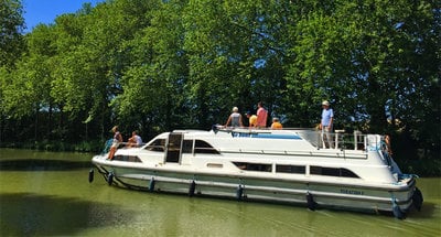 A family on a 4-day cruise on the Canal du Midi